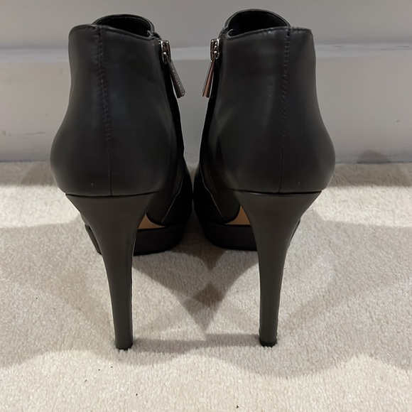 BRAND NEW Vince Camuto Grey Silver Leather Dira Ankle Bootie Platform Stiletto - Picture 7 of 8